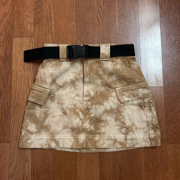 PacSun belted cargo skirt in brown tie dye print. Size 24” 
EUC - Picture 4 of 8